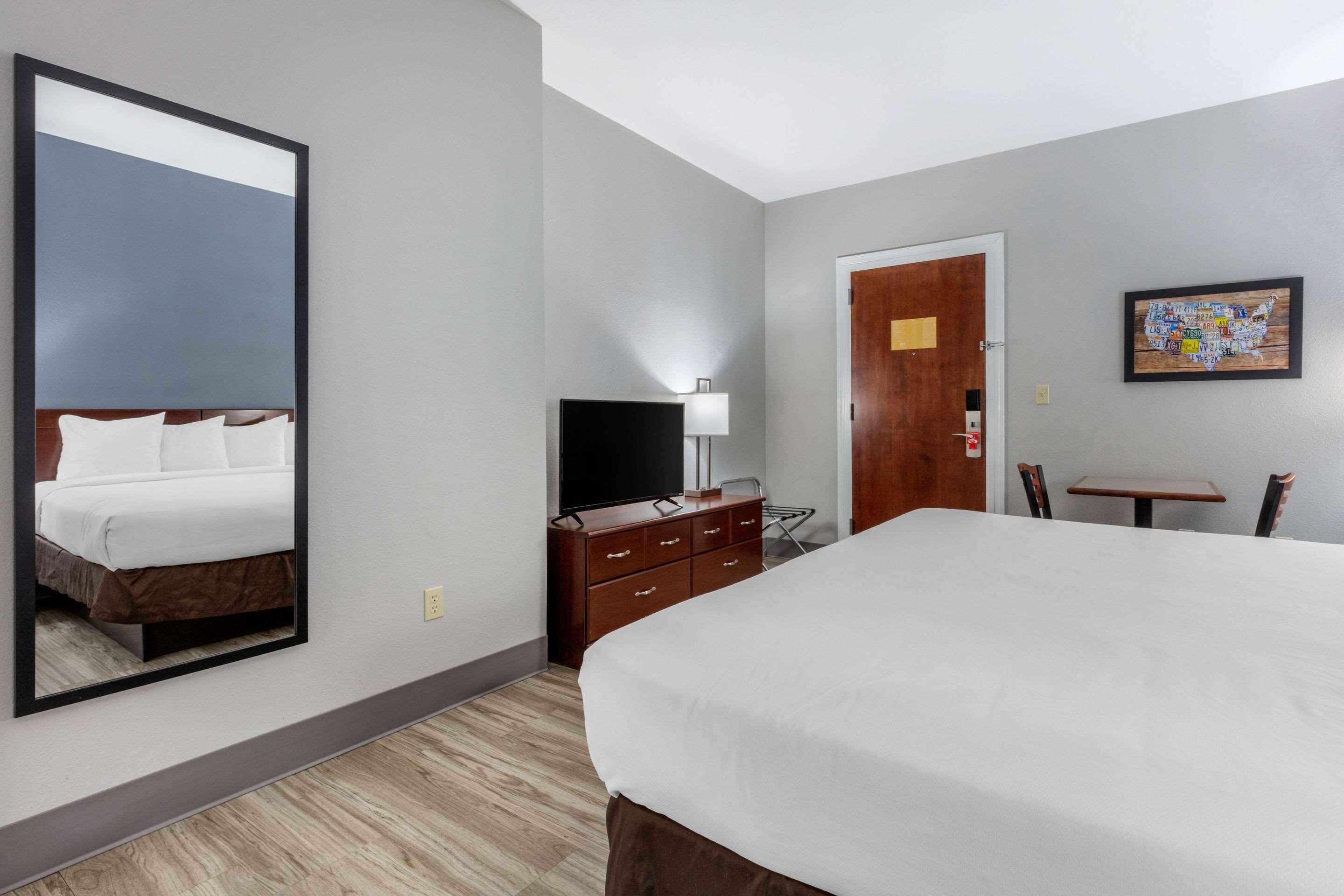 Quality Inn & Suites Demopolis Bagian luar foto