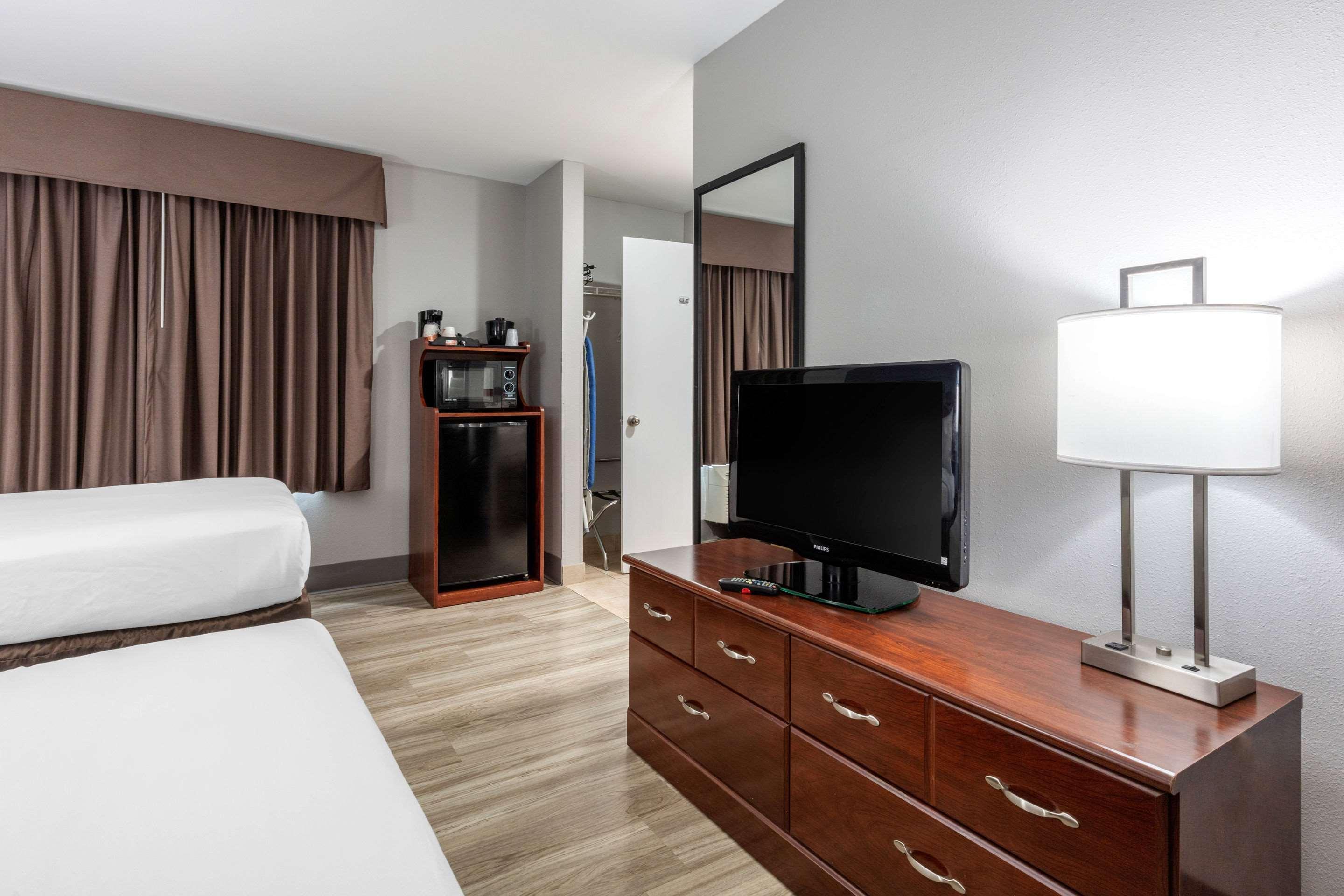 Quality Inn & Suites Demopolis Bagian luar foto