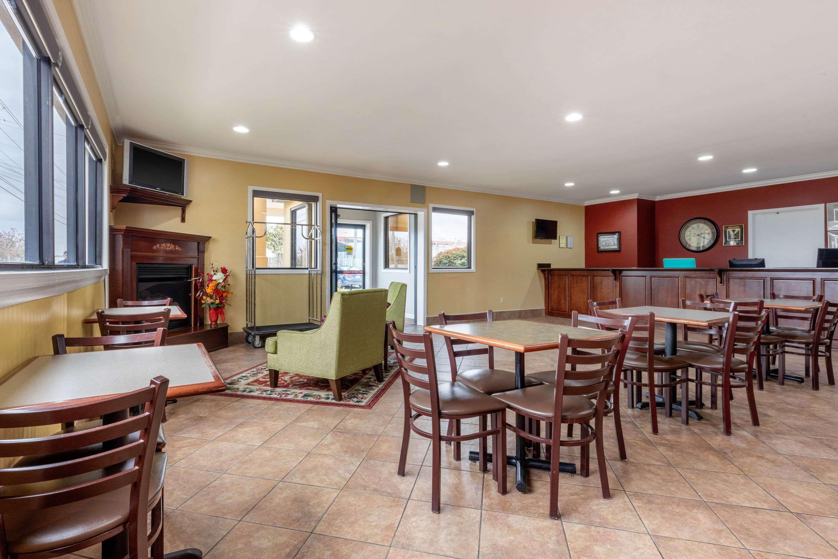 Quality Inn & Suites Demopolis Bagian luar foto