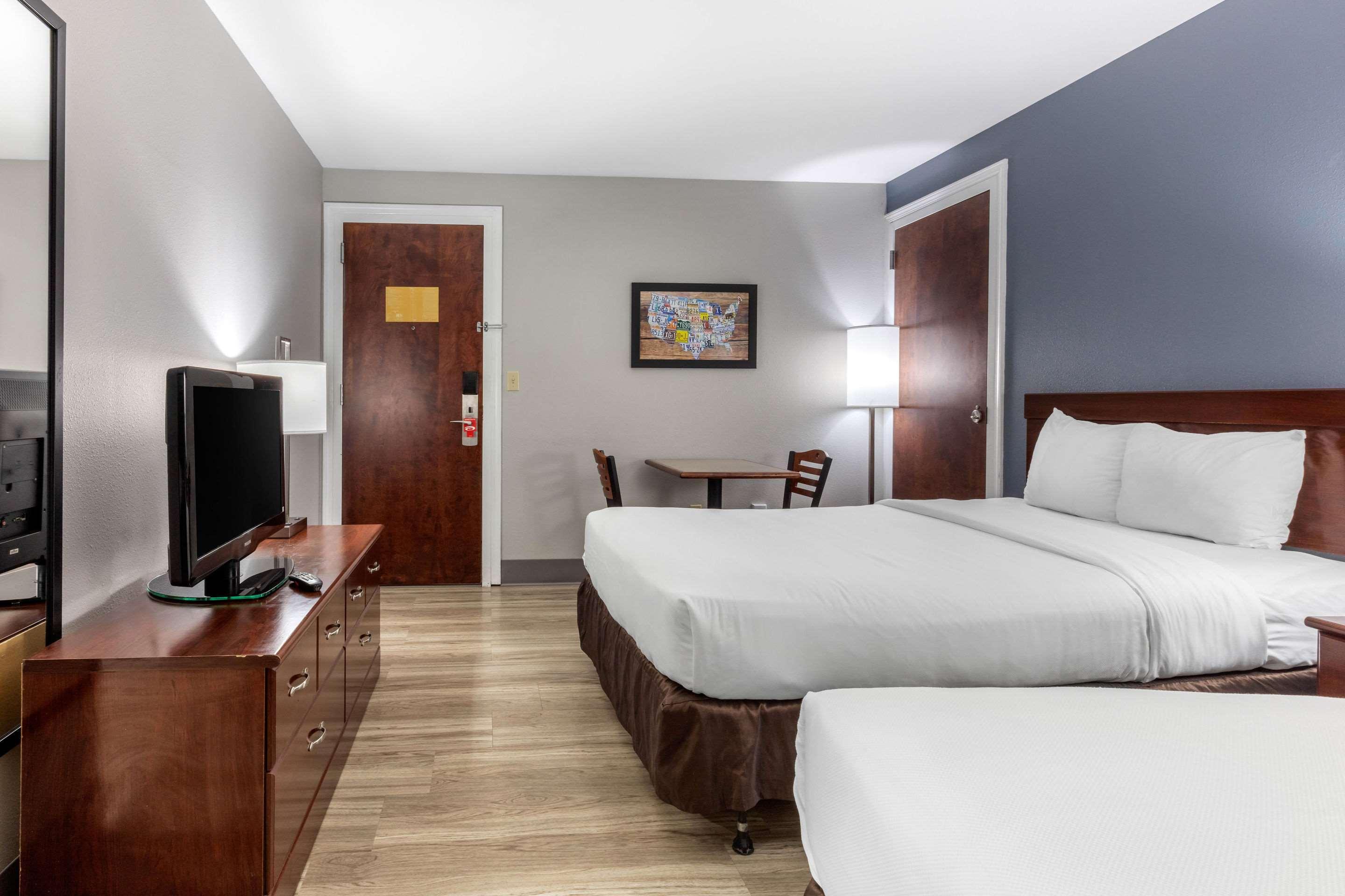 Quality Inn & Suites Demopolis Bagian luar foto