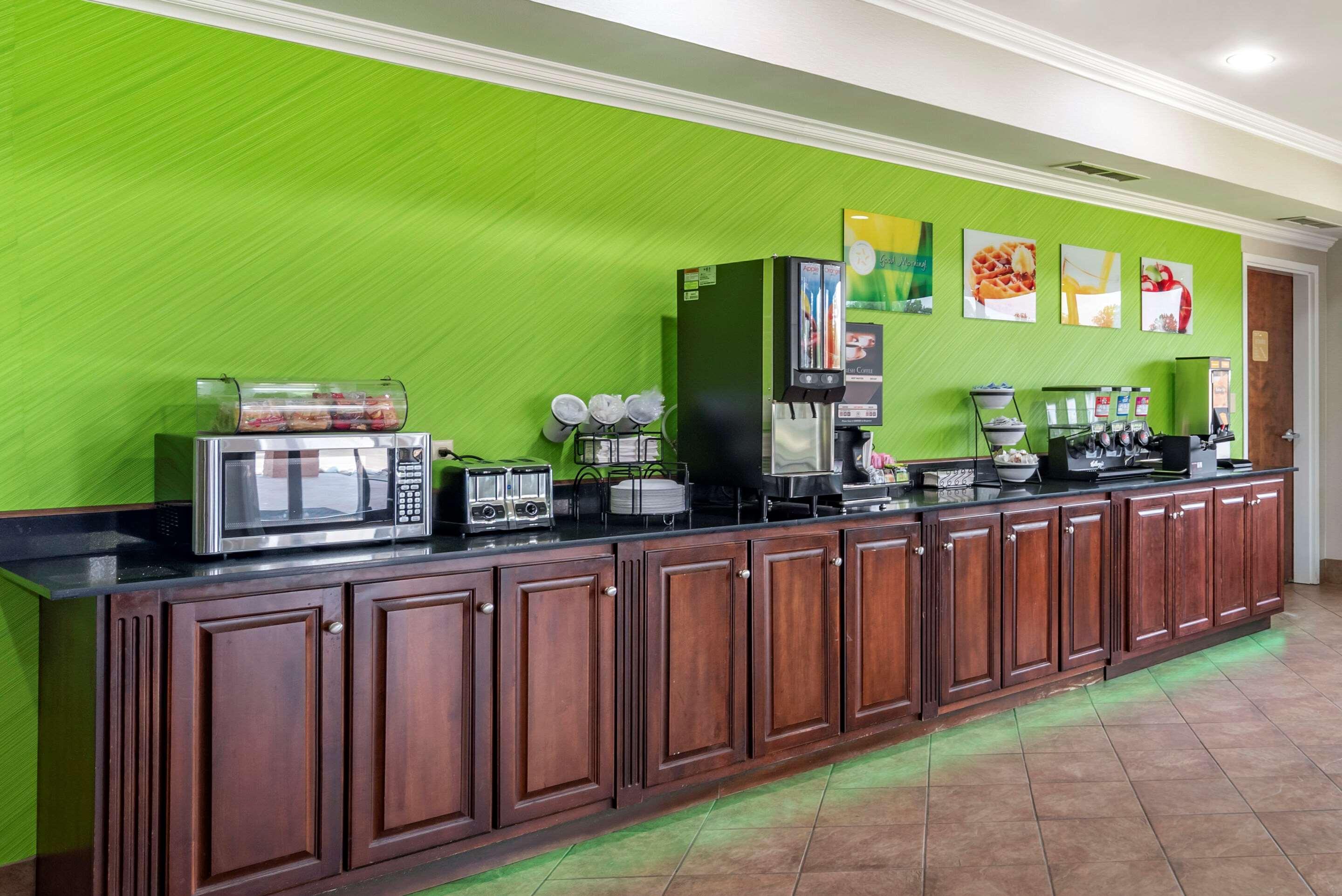Quality Inn & Suites Demopolis Bagian luar foto
