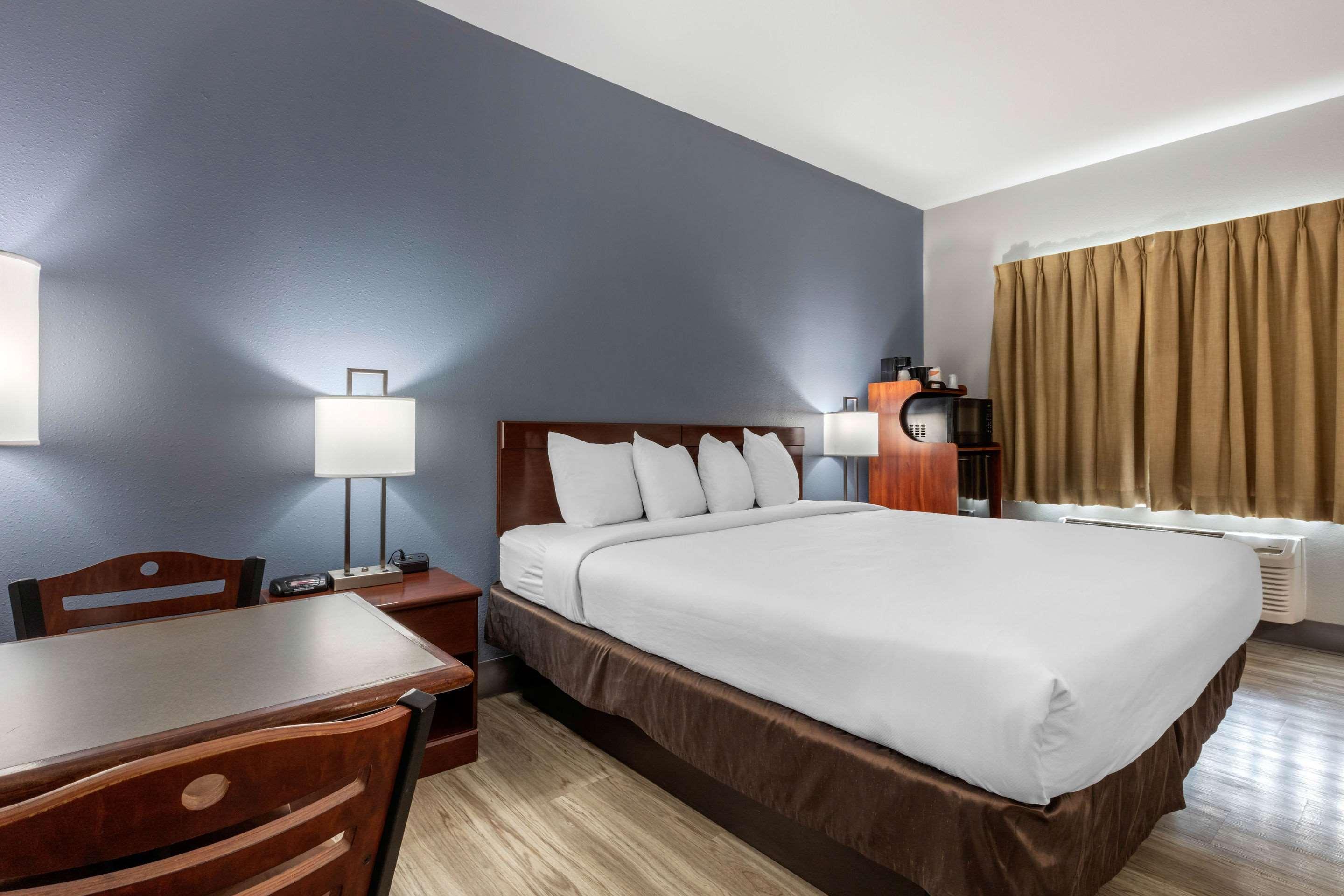 Quality Inn & Suites Demopolis Bagian luar foto