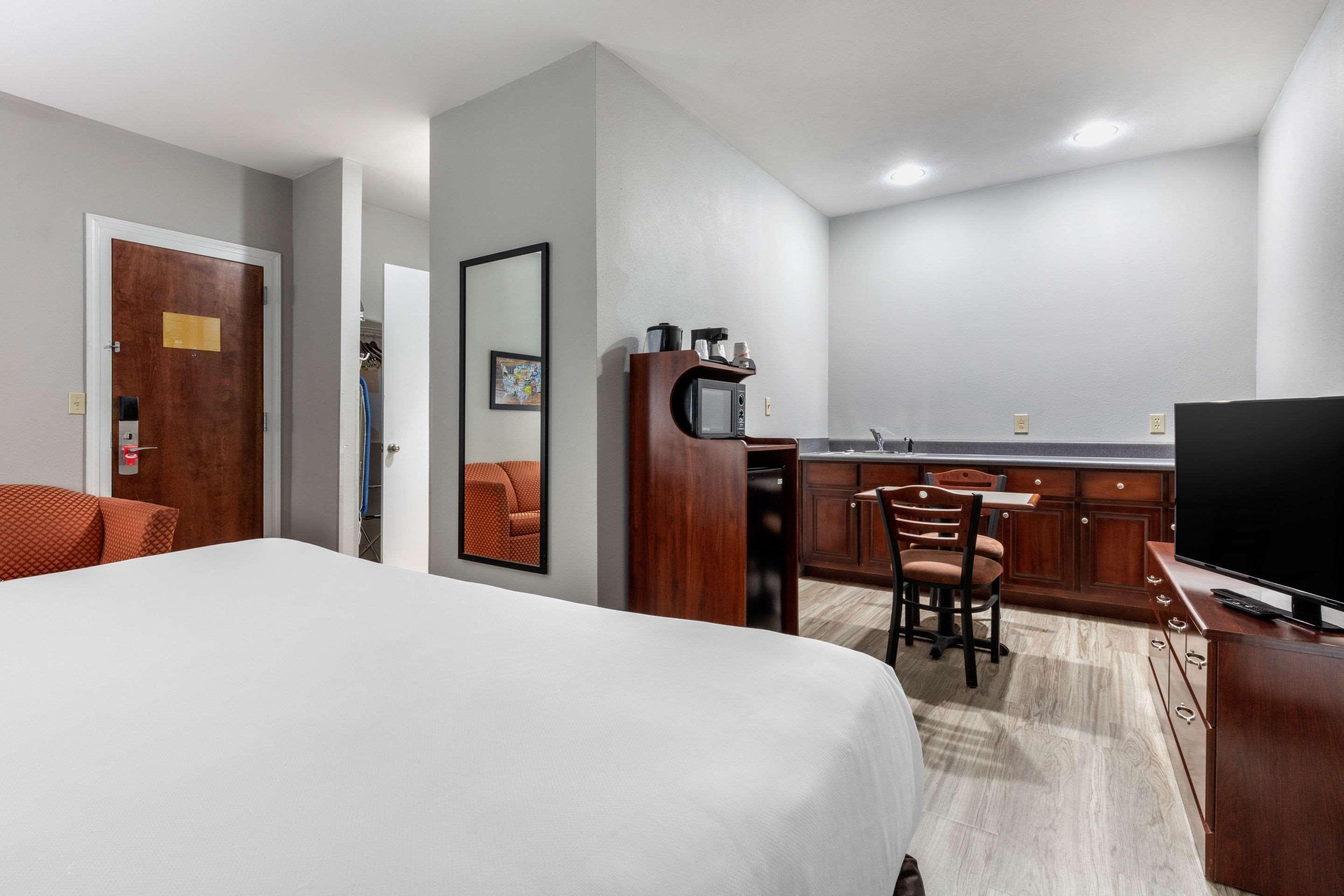 Quality Inn & Suites Demopolis Bagian luar foto