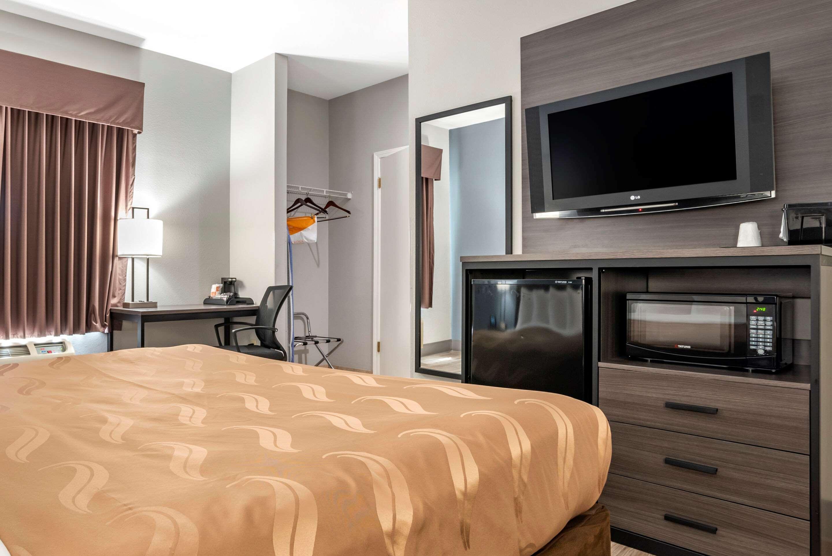 Quality Inn & Suites Demopolis Bagian luar foto