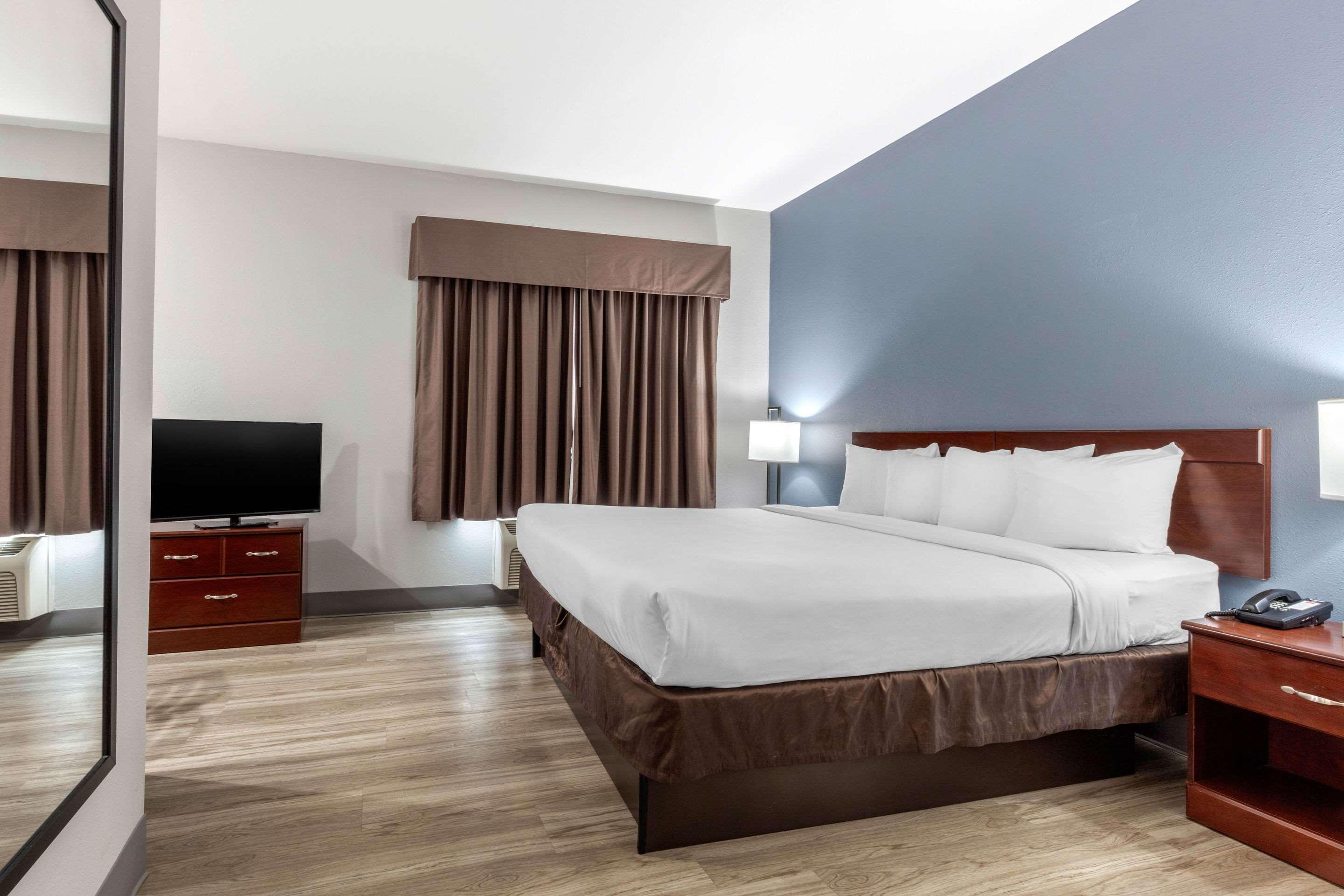 Quality Inn & Suites Demopolis Bagian luar foto